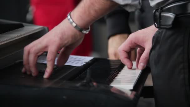 Manos tocando música en el piano — Vídeo de stock