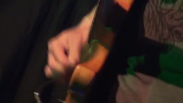 Басист играет на гитаре — стоковое видео