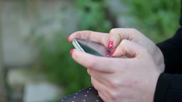 Femme utilisant un smartphone