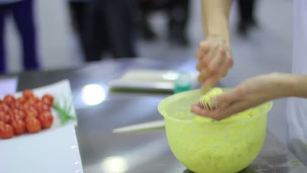 Chef-kok koken een voorgerecht — Stockvideo