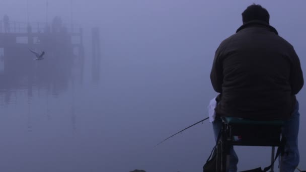 El pescador en acción en la niebla — Vídeos de Stock