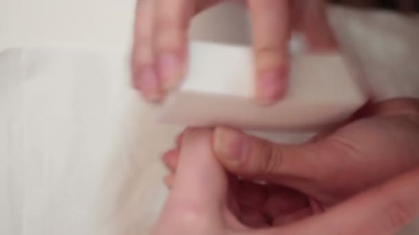 Vrouw in een schoonheidssalon ontvangen een manicure — Stockvideo