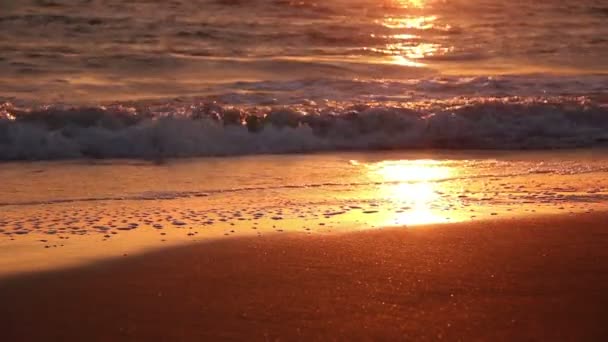 Romantische zonsondergang over zandstrand — Stockvideo