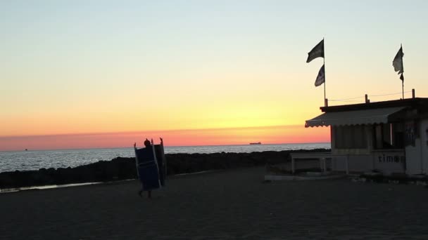 海岸でロマンチックな夕日 — ストック動画