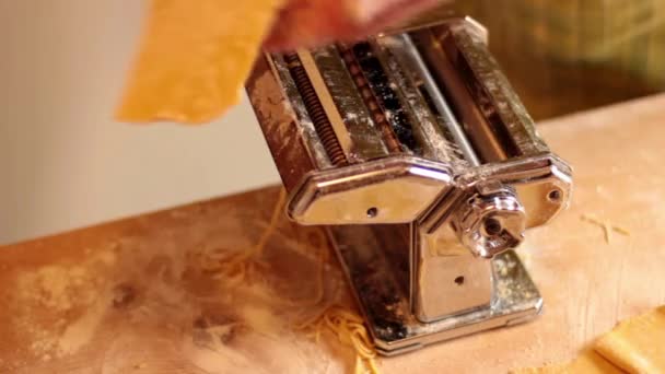 Woman preparing homemade pasta — Stock Video