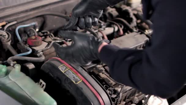 Auto mechanic repairing car engine — Stock Video