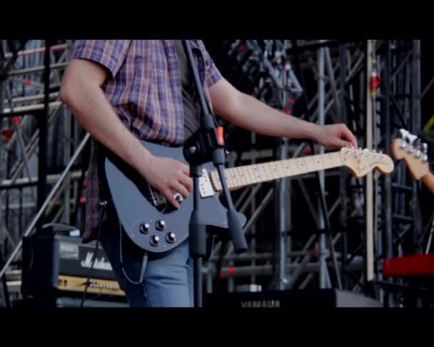 Guitarrista en concierto — Vídeos de Stock