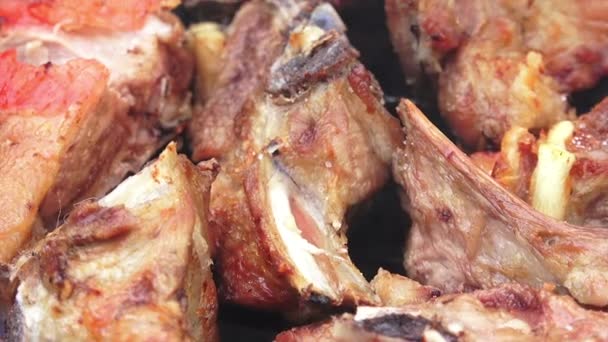 М'ясо на грилі барбекю — стокове відео