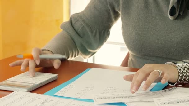 Businesswoman making calculations — Stock Video