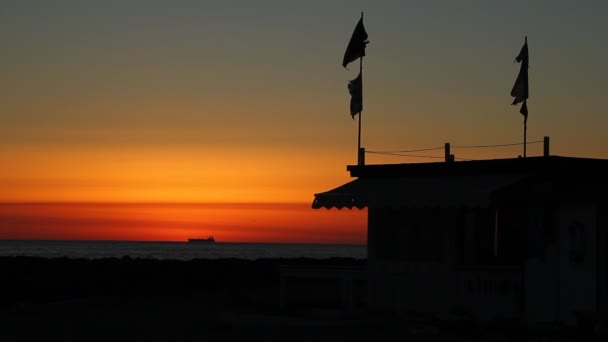 Pôr-do-sol romântico na praia — Vídeo de Stock