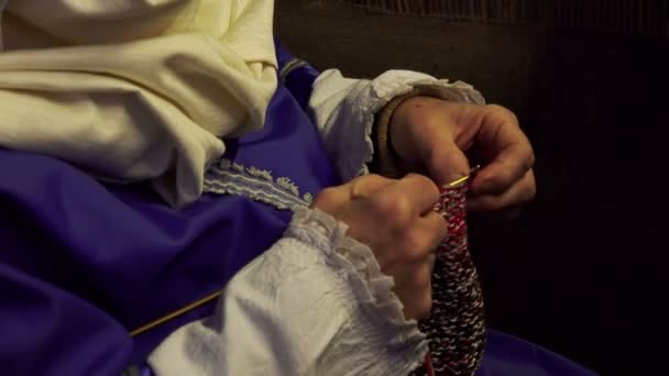 暗闇の中で編み物をする古い女 — ストック動画
