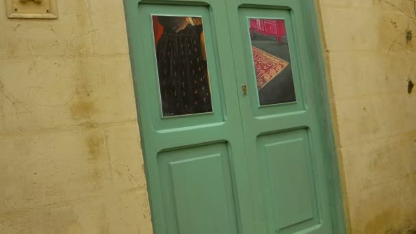 Gammal grön dörr: Matera, Italien — Stockvideo