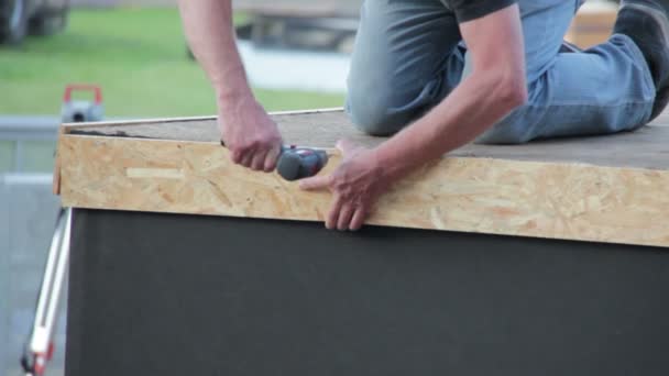 Trabalhos dos trabalhadores da construção em madeira — Vídeo de Stock