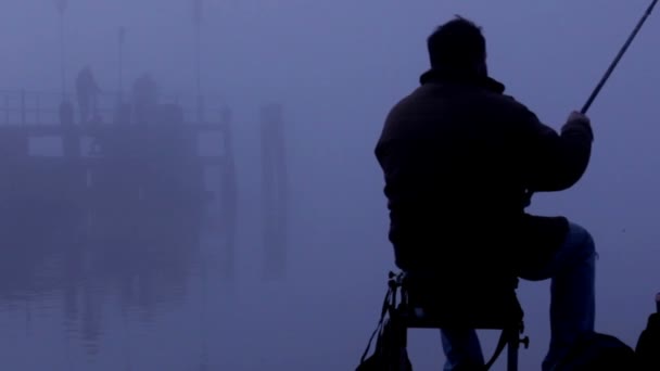 Il pescatore in azione nella nebbia — Video Stock