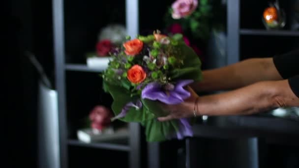 Florist levereras en bukett blommor till kunden — Stockvideo