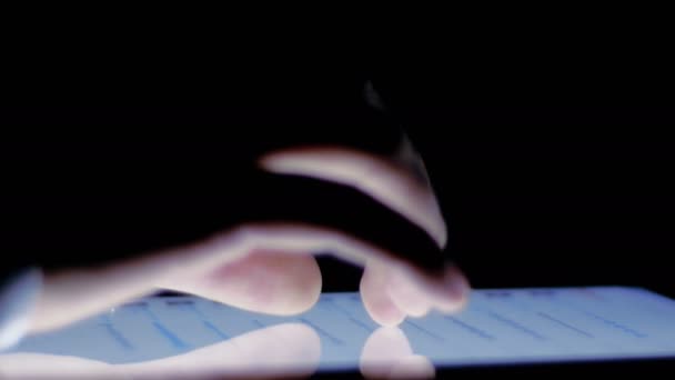 homme d'affaires travaillant avec tablette 