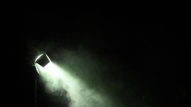 Iluminación del proyector con humo — Vídeo de stock