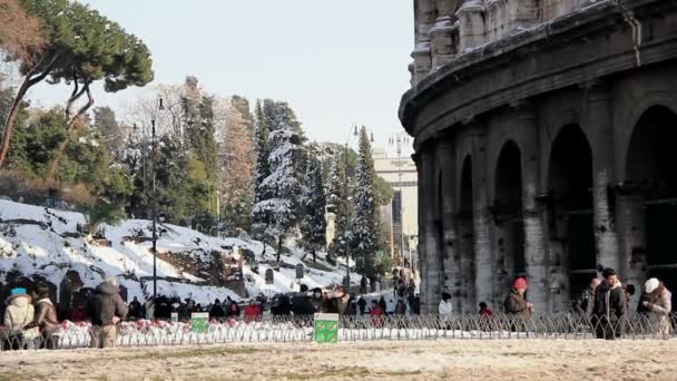 Gente caminando cerca del Coliseo — Vídeo de stock