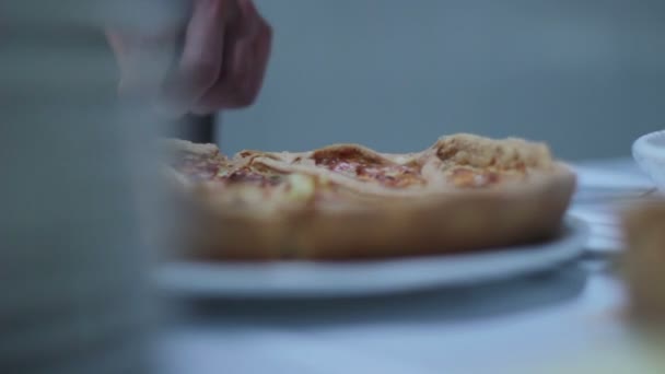 Catering - traditioneller italienischer hausgemachter Schäferkuchen — Stockvideo