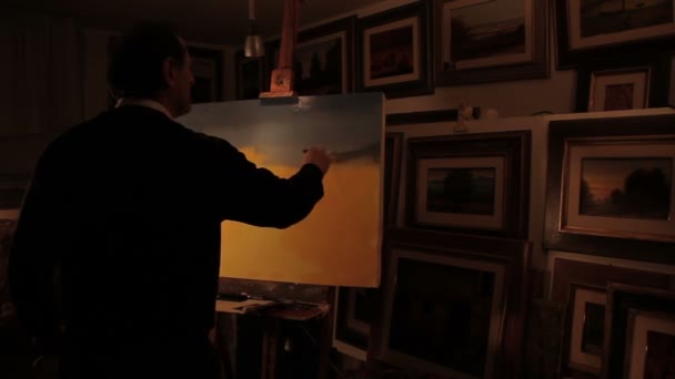 Pittore dipinge un quadro di un paesaggio — Video Stock