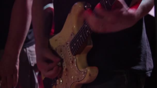 Гітарист на концерті — стокове відео