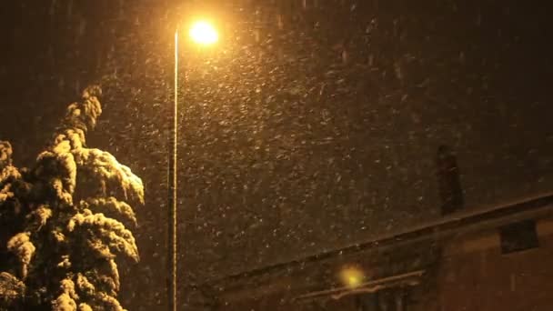 Città durante la tempesta di neve — Video Stock