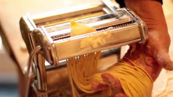 Donna che prepara pasta fatta in casa — Video Stock