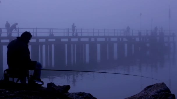 El pescador en acción en la niebla — Vídeos de Stock