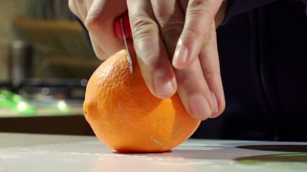 Man slicing oranges — Stock Video