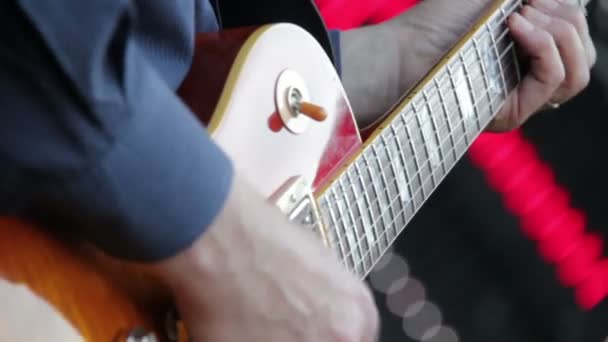 Hombre tocando la guitarra eléctrica — Vídeo de stock