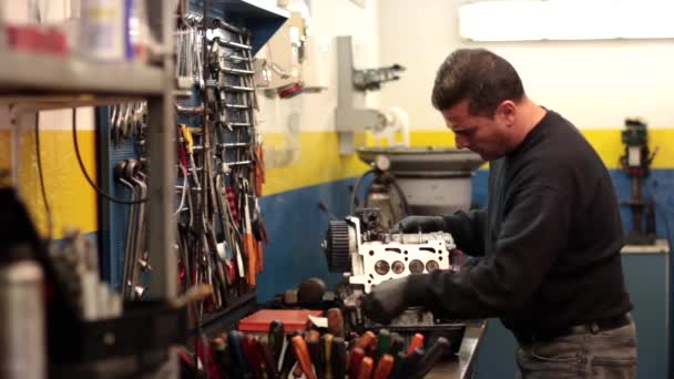 Mécanicien automobile réparant une partie d'un moteur de voiture — Video