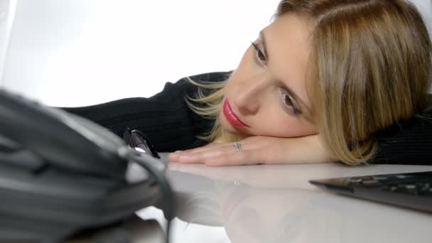 Печальная деловая женщина отдыхает на столе — стоковое видео