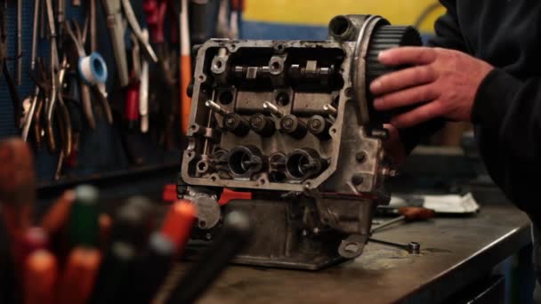 Auto mecánico reparación de motor de coche — Vídeo de stock