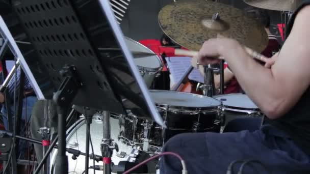 Batterista attivo che suona la batteria in uno studio — Video Stock
