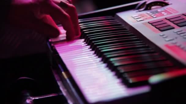 Τα χέρια παίζοντας μουσική στο πιάνο — Αρχείο Βίντεο