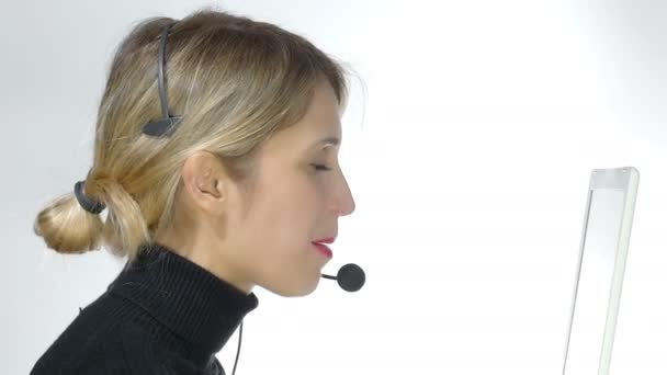 Женщина, работающая в телефонном центре — стоковое видео