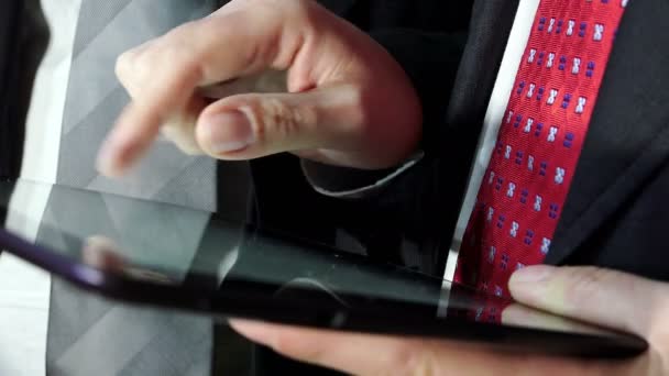 Hombres de negocios que utilizan tableta — Vídeo de stock