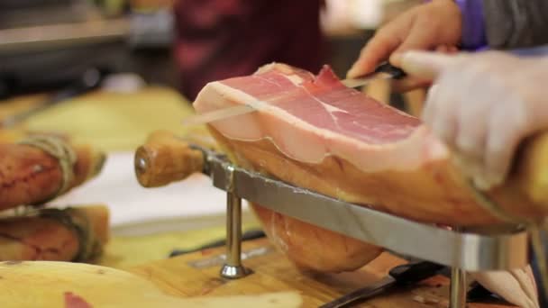 Experto en el sector de la restauración de jamón — Vídeo de stock