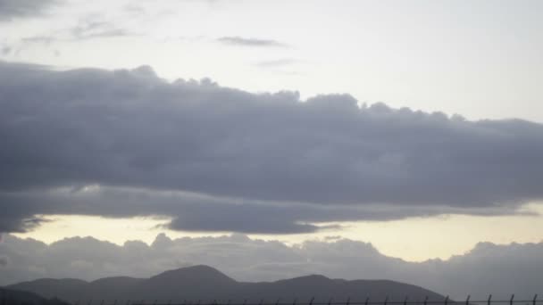 Nubes corren más rápido en el cielo después de la tormenta — Vídeos de Stock