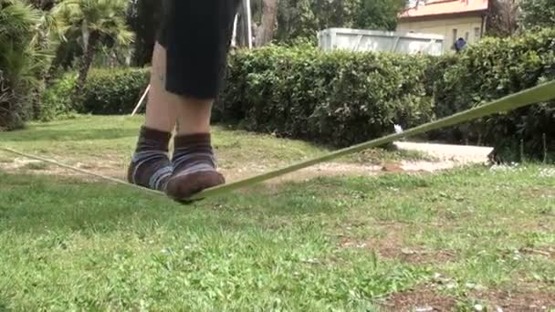 Ung kvinna balansera på slackline — Stockvideo