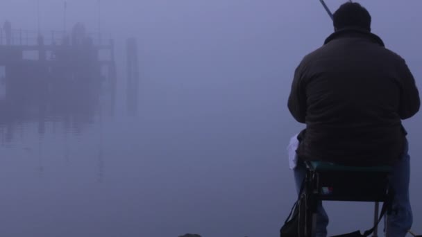 Рыбак в действии в тумане — стоковое видео