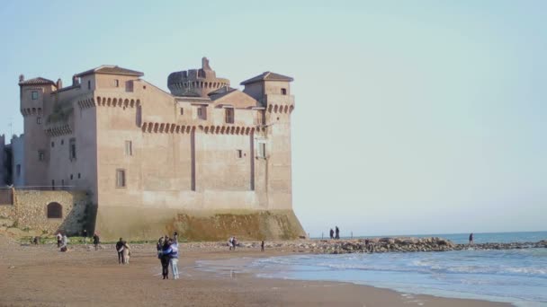 Mooie en oude kasteel op een strand — Stockvideo