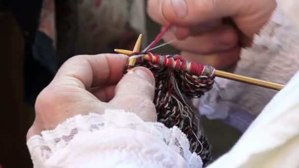 Old woman knitting — Stock Video