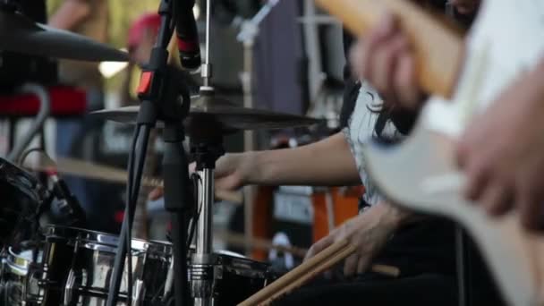 Baterista activo tocando la batería en un estudio — Vídeo de stock