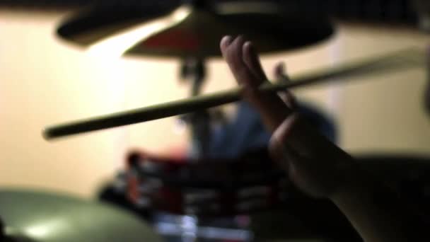Активный барабанщик, играющий на ударных в студии — стоковое видео