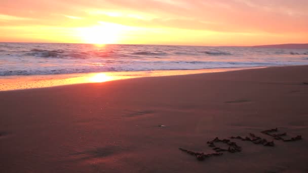 Romantisk solnedgång över sandstranden — Stockvideo