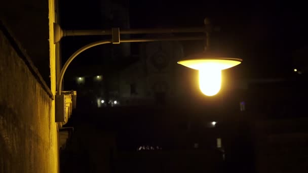 Poste de iluminação na rua — Vídeo de Stock
