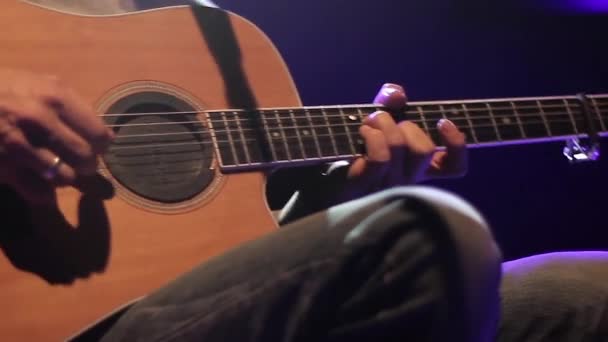 Artista suona la chitarra classica — Video Stock