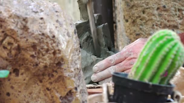 Artigiano sta realizzando una scultura in argilla — Video Stock