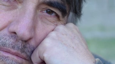 dalgın yaşlı adam 